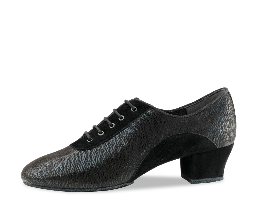 Super-flexible training sneaker with split sole in shiny black suede with 5-hole lacing by Anna Kern.