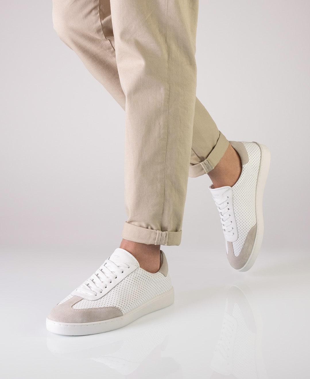 Men's dance sneakers in white nappa leather with a white PU sole for perfect turning and gliding.