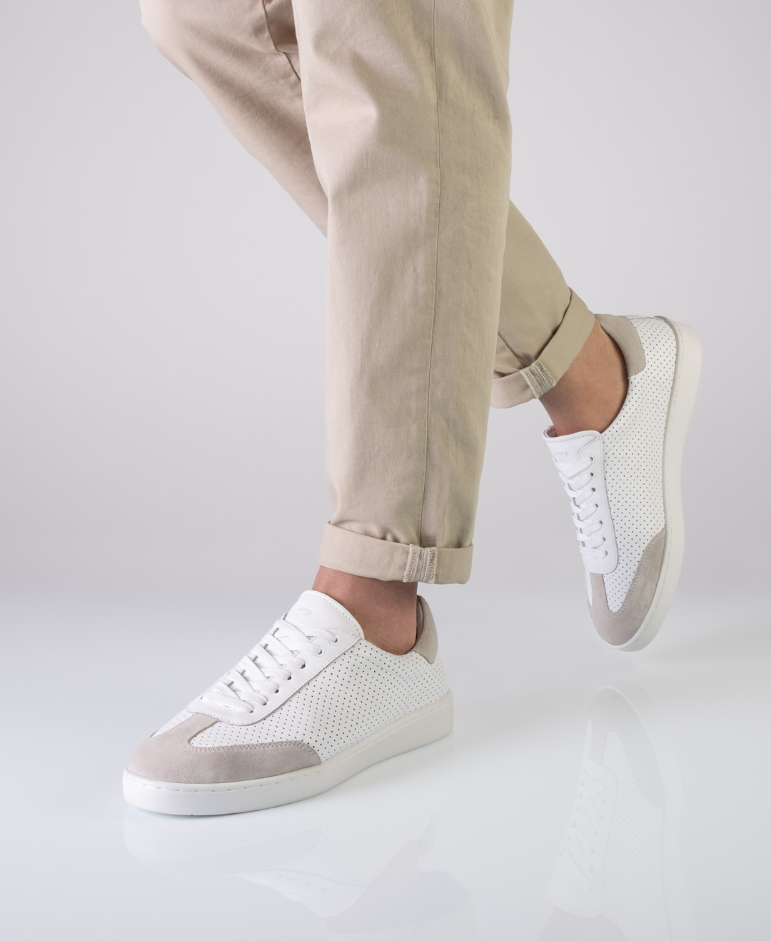 Men's dance sneakers in white nappa leather with a white PU sole for perfect turning and gliding.