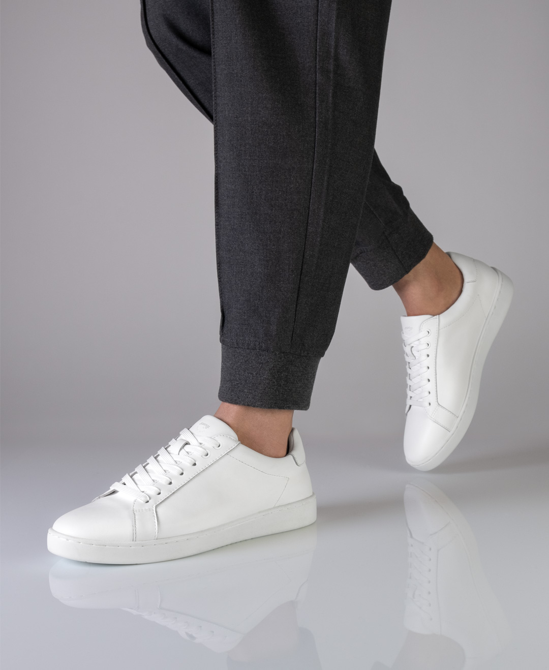 Lightweight men's dance sneaker in white leather with removable insole from Suny.