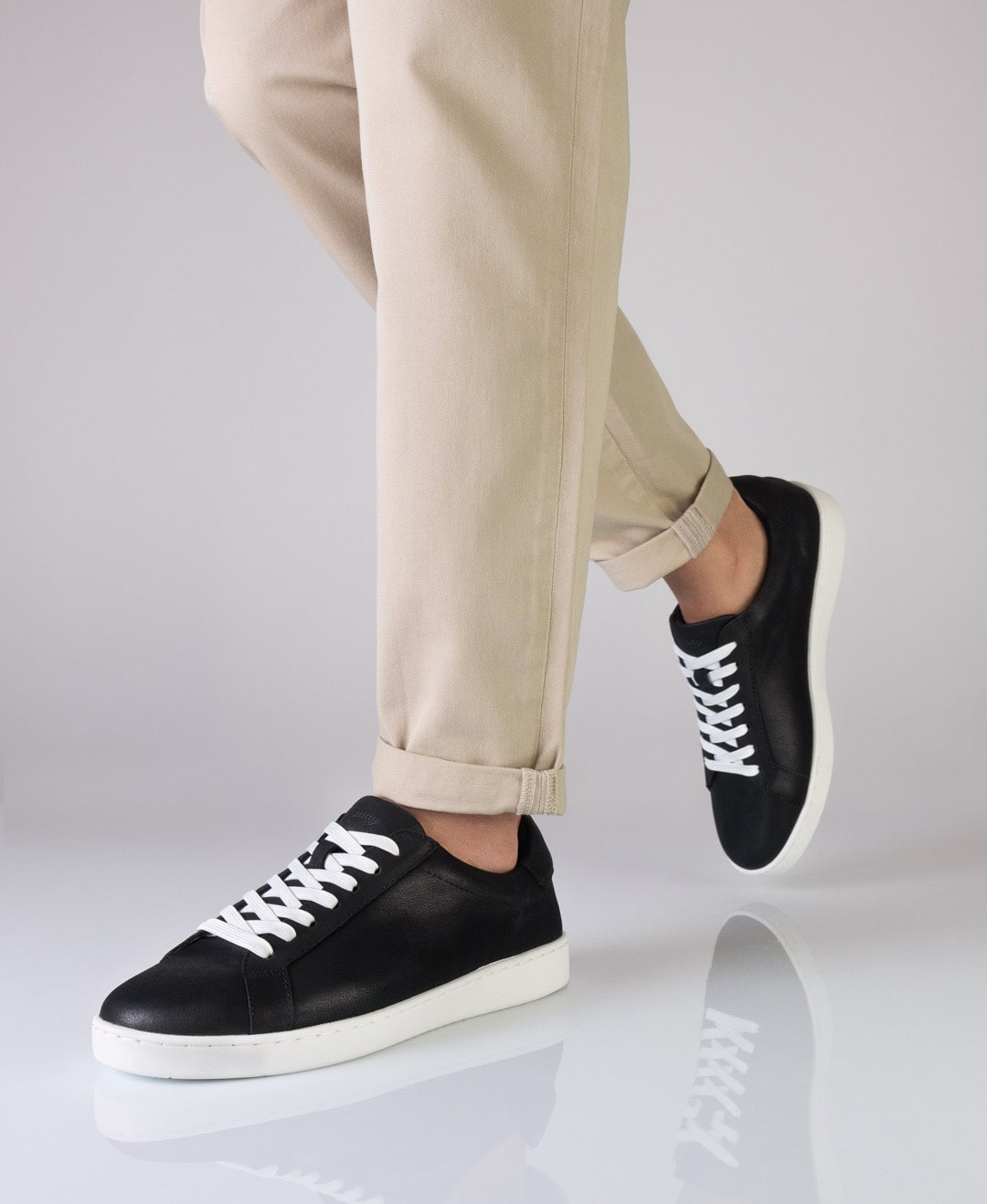 Dance sneakers for men in black leather with removable insole from Suny by Anna Kern. 