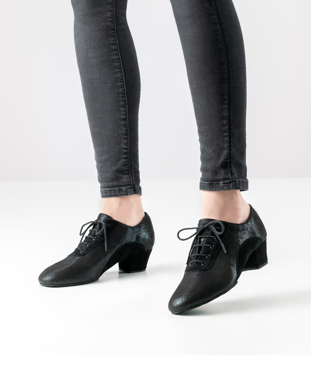 Super-flexible training sneaker with split sole in shiny black suede with 5-hole lacing by Anna Kern.