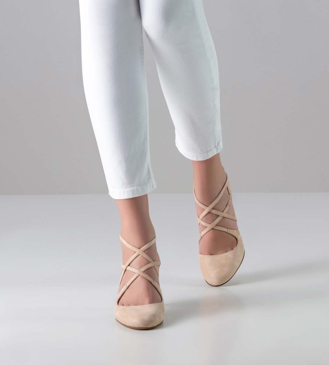 Beige bridal shoe by Nueva Epoca with leather sole